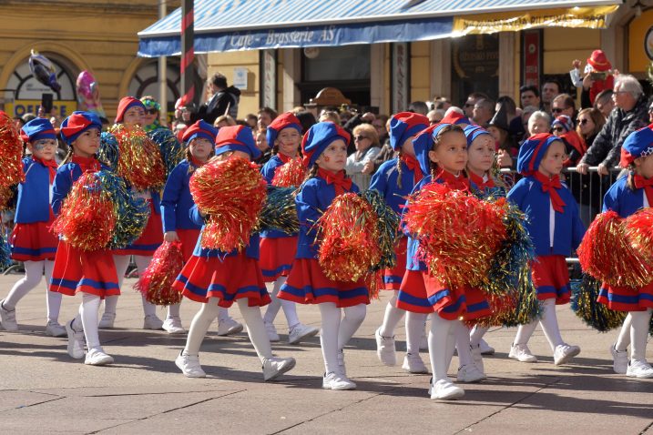 Lanjsku povorku, tradicionalno, otvorile su male mažoretkinje / Snimio Damir ŠKOMRLJ