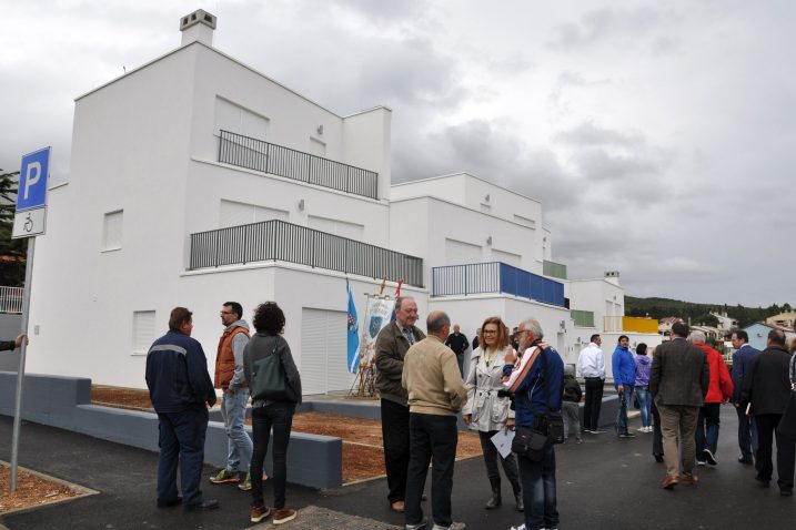 Uzbuđeni budući stanovnici novoizgrađenih stambenih objekata ispred svojih novih domova / Snimio Mladen TRINAJSTIĆ