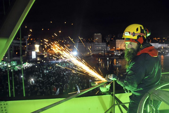 Nisu se iskre brusilica s dizalice u luci ni ugasile, a već su se počela postavljati, vrlo glasno, razna pitanja / Foto Sergej DRECHSLER