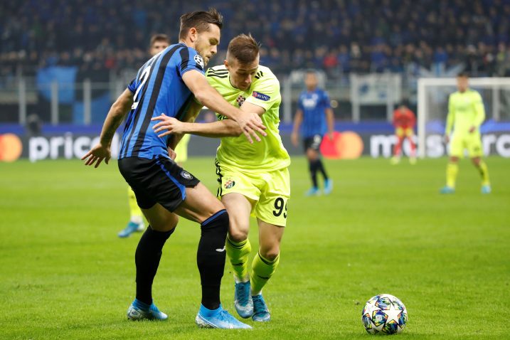 Rafael Toloi (Atalanta) i Mislav Oršić (Dinamo)/Foto REUTERS