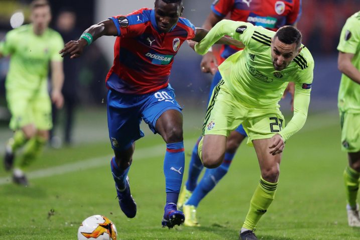 Ubong Ekpai (Viktoria Plzen) i Marin Leovac (Dinamo)/Foto REUTERS