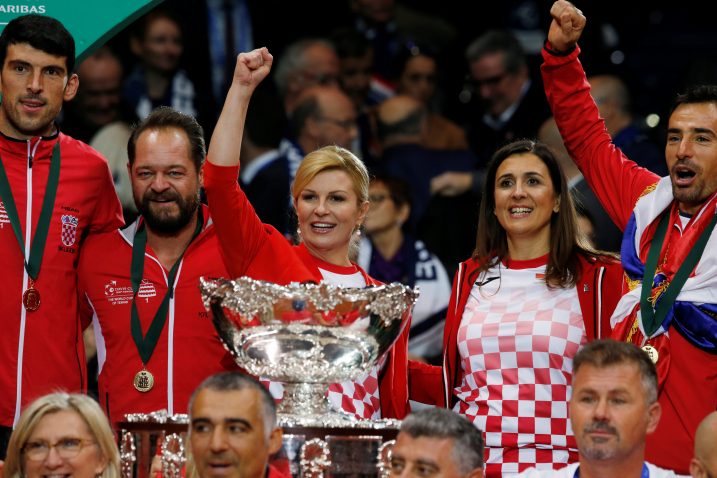 Izbornik Željko Krajan i predsjednica Kolinda Grabar Kitarović s povijesnom "salatarom"/Foto REUTERS