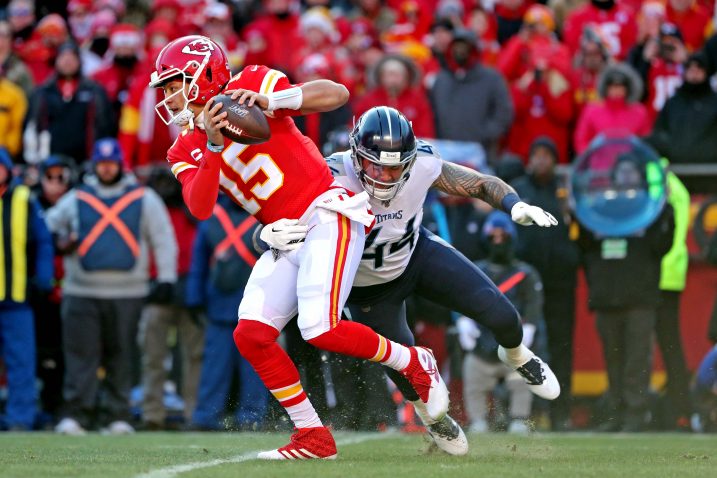 Patrick Mahomes (Kansas City) i Kamalei Correa (Tennessee Titans)/Foto REUTERS