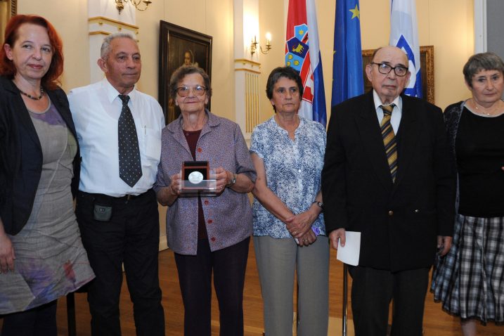 Medalja je obitelji dodijeljena u Muzeju Mimara – Tamara Ukrainčik, Juraj Šragalj, Štefica Šragalj Vranić, Zdenka Ferenčak, Josip Ferenčak i Zina Kalay Kleitman / Foto Darko JELINEK