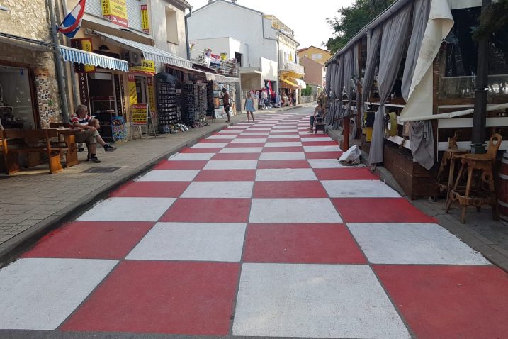 Selačko Šetalište Ivana Jeličića u crveno-bijelim kvadratićima / N. CAR
