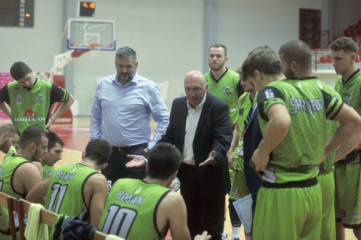 Damir Rajković na minuti odmora sa svojim košarkašima/Foto Arhiva NL