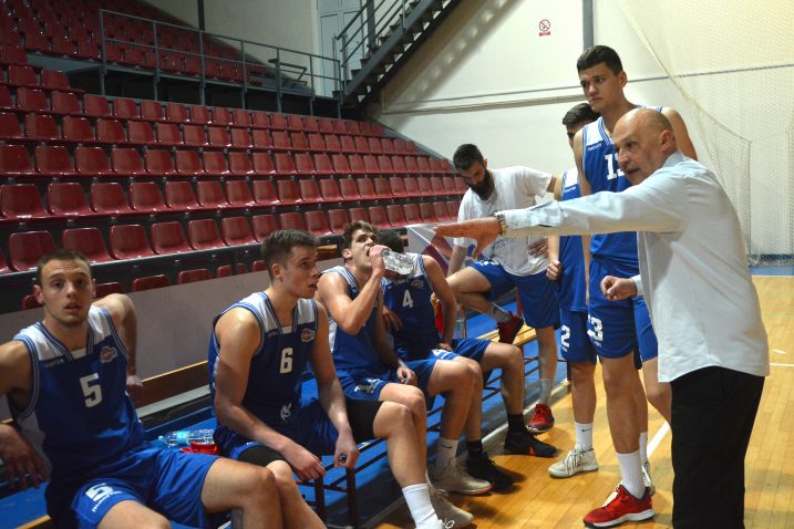 Trener Robert Jurković i košarkaši Kvarnera u Puli/Foto Glas Istre