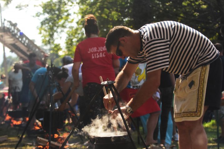 Za pripremu kotlića LD "Zec" osigurao 40 kilograma mesa / Snimio Marin ANIČIĆ