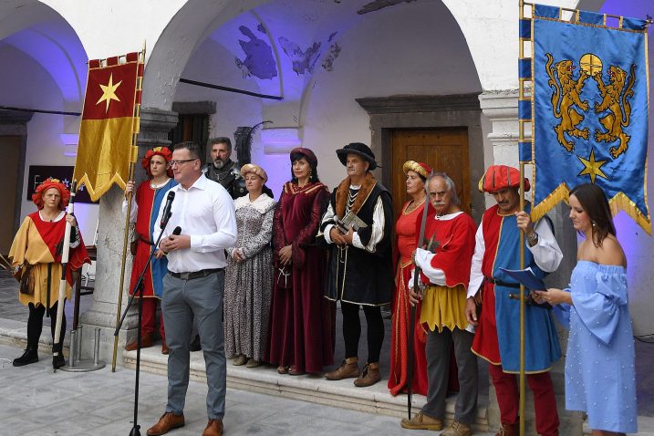 Iz atrija Dvorca Frankopan upućen poziv svima da dođu u Kraljevicu / Snimio Ivica TOMIĆ