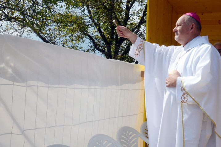 Krčki biskup Ivica Petanjak i sam je porijeklom iz obitelji prognane iz Zrina / Foto Nikola ČUTUK/PIXSELL Caption: