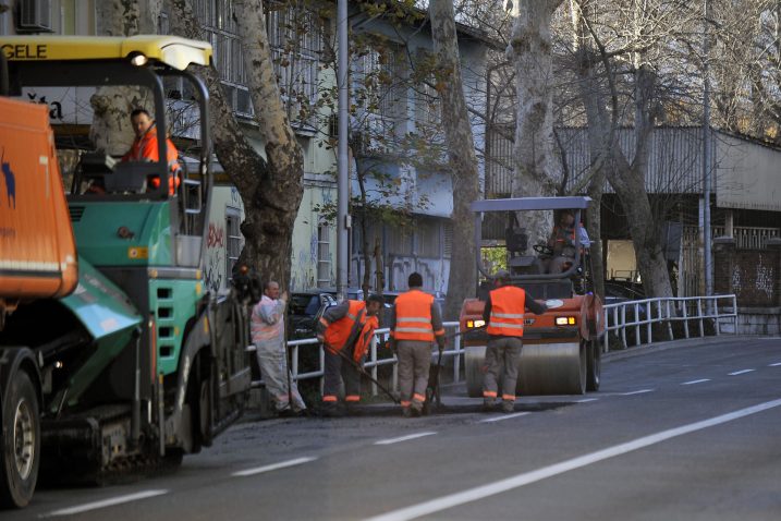 Krpanje asfalta u Krešimirovoj ulici 2017. godine / Foto Roni Brmalj