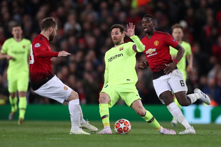 Lionel Messi (Barcelona) između Lukea Shawa i Paula Pogbe (Manchester United)/Foto REUTERS