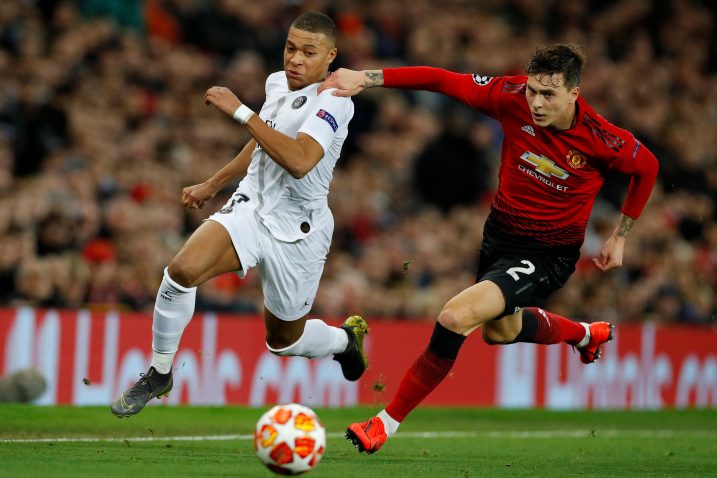 Kylian Mbappe (PSG) i Victor Lindelof (Man. United)/Foto REUTERS