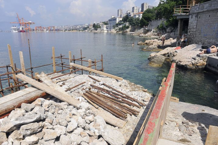 Uređenje plaže broj 2 na Pećinama   / Snimio Vedran KARUZA
