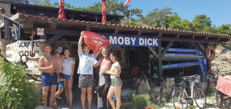 Pri rutinskom ronjenju s turistima u akvatoriju Golog otoka, Mladen Škapul, vlasnik RC Moby Dick, u petak je pronašao balon s porukom
