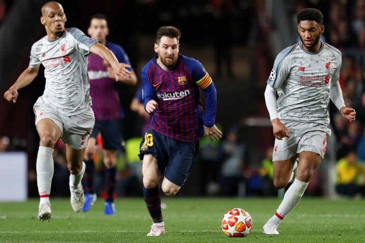 Leo Messi bježi Fabinhu i Joeu Gomezu/Foto REUTERS