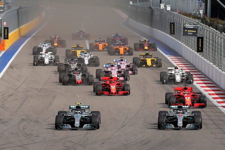 Mercedesi na startu kolone/Foto REUTERS