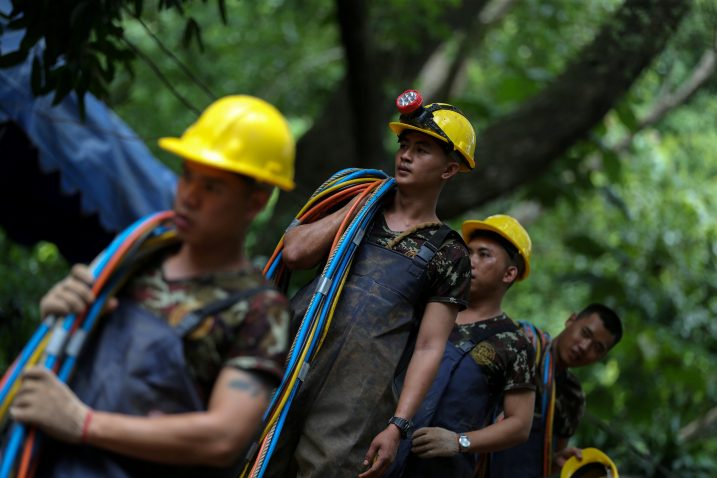 Vojnici nose opremu potrebnu za spašavanje skupine dječaka / Reuters