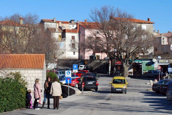 Trg svetog Ivana nalazi se na samom ulazu u povijesno središte Vrbnika / Snimio Mladen TRINAJSTIĆ