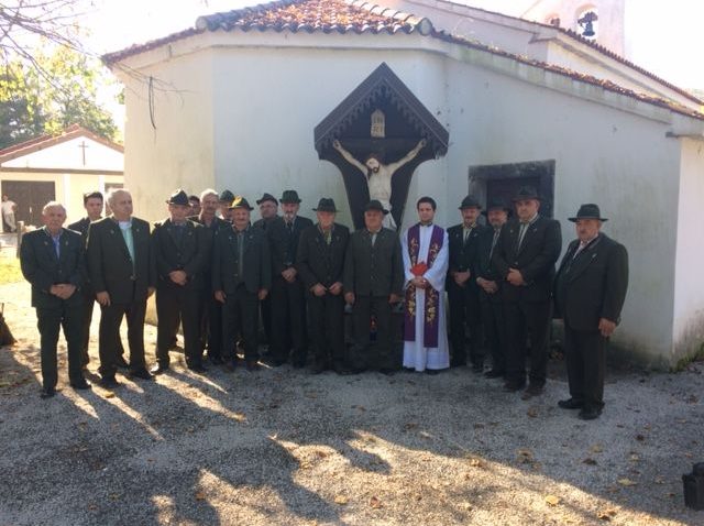 Lovci LD Srndać Permani i brgujski velečasni odali su počast svim lovcima / Foto S. KALČIĆ