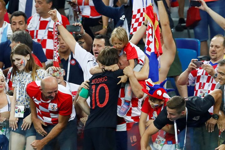 Luka Modrić pohitao je prema obitelji nakon trijumfa nad Dancima / Foto Reuters