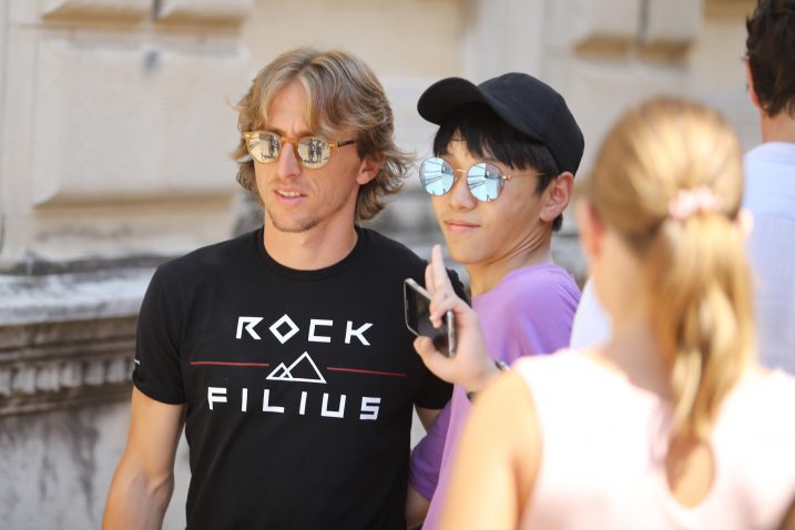 Luka Modrić strpljivo je udovoljavao zahtjevima turista na zadarsim ulicama/Filip Brala/PIXSELL