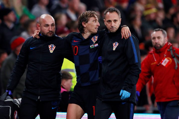 Luka Modrić stradao je u završnici reprezentativne utakmice u Cardiffu/Foto REUTERS