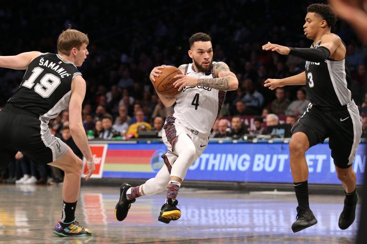 Chris Chiozza (Nets) prolazi između Luke Šamanića i Keldona Johnsona (San Antonio)