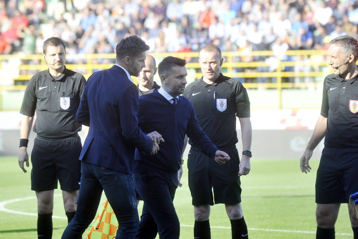 Nenad Bjelica i Igor Bišćan sa sucima uoči početka utakmice/R,. BRMALJ