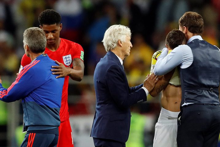 Izbornici Kolumbije, Jose Pekerman, i Engleske, Gareth Southgate, tješe Mateusa Urribea nakon što je promašio penal, kojim je Kolumbija izbačena sa Svjetskog prvenstva / Foto Reuters