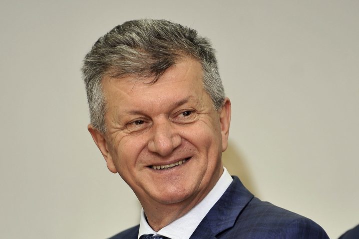 "Pozivam novinare i  sva državna tijela da me detaljno istraže po svim osnovama, ali isto tako i druge, ne samo javne osobe nego i brojne druge koje bi trebalo istražiti, koliko su zarađivali, što su imali, što su dobili u vrijeme komunizma, što su dobili privatizacijom i sada", kazao je Milan Kujundžić / Snimio Davor KOVAČEVIĆ