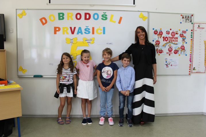 Četvero prvašića u Područnoj školi u Selcu s razrednicom Anamarijom Grbčić Pahlić / Snimila Nataša CAR