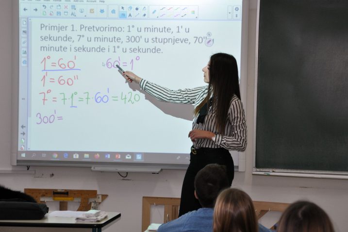 Zahvaljujući općinskoj potpori, malinskarski osnovci i njihovi nastavnici uče pomoću pametnih ploča / Foto M. TRINAJSTIĆ