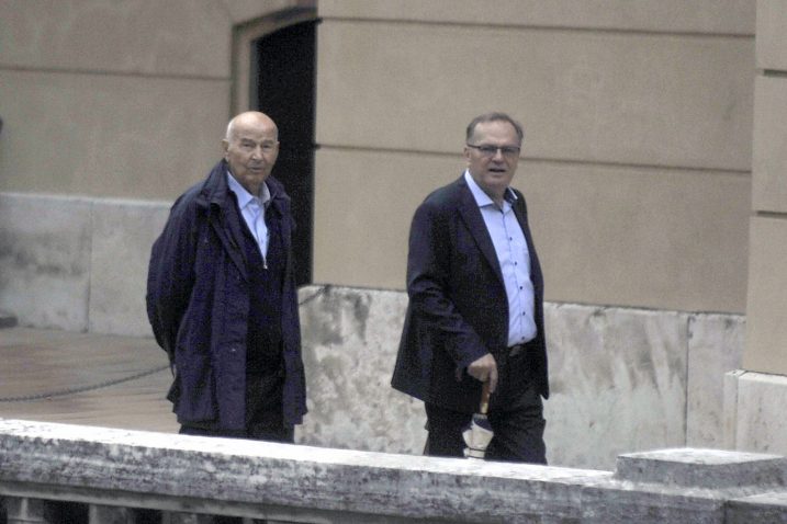 Marijan Filipović (85) (lijevo) u društvu odvjetnika dolazi na sud / Snimio Roni BRMALJ