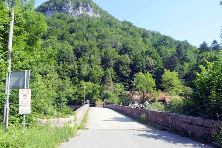 Na kraju mosta u Gašparcima je rampa, a slovenska policija itekako ga kontrolira / Snimio Marinko KRMPOTIĆ