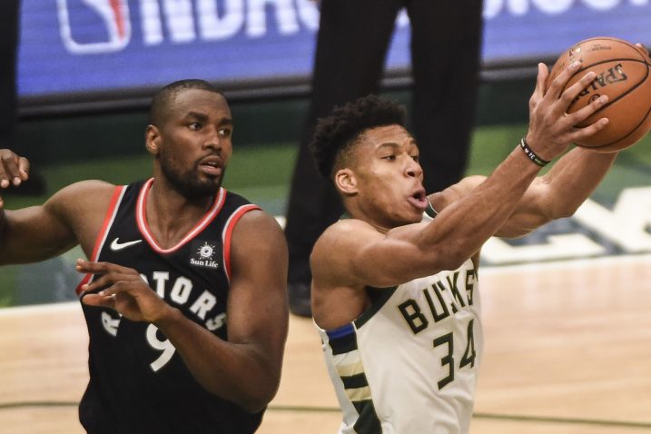 Giannis Antetokounmpo (Milwaukee) odnosi loptu ispred Sergea Ibake (Toronto)/Foto REUTERS