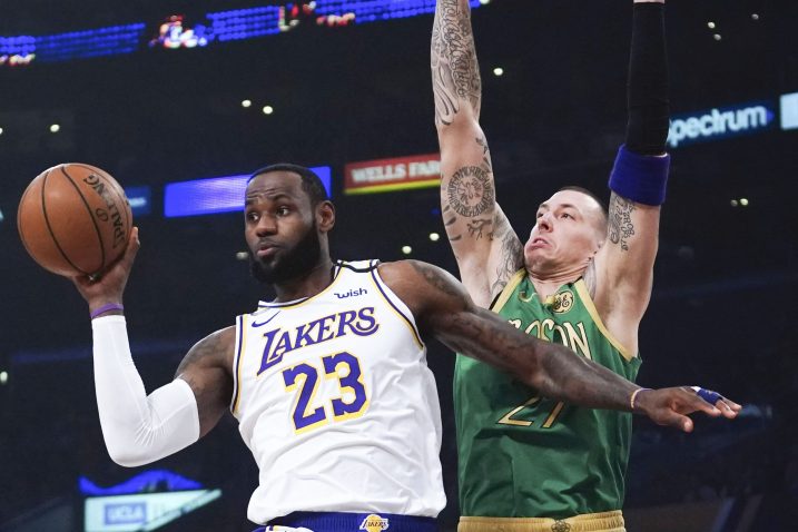 LeBron James (LA Lakers) i Daniel Theis (Celtics)/Foto REUTERS