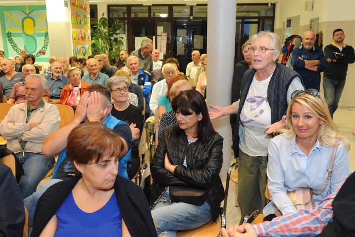 Prometni problemi tema koja je na zbor Vijeća  MO-a u atrij OŠ dovela veliki broj građana / Snimio Marko GRACIN