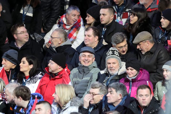 Branimir Jović (sa šarenim šalom) sjedi iza Jakova Kitarovića, Andreja Plenkovića i Milana Bandića / Foto Luka Stanzl/PIXSELL