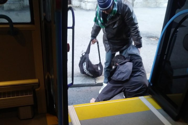 Muškarac je pao pred ulazom u autobus