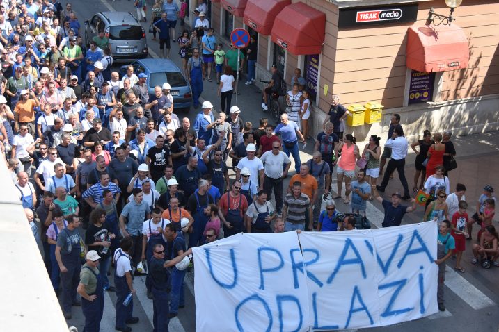 Strajkaši su prošli i kroz centar Pule zahtjevajući ostavke Uprave brodogradilišta/D. MARUŠIĆ/PIXSELL