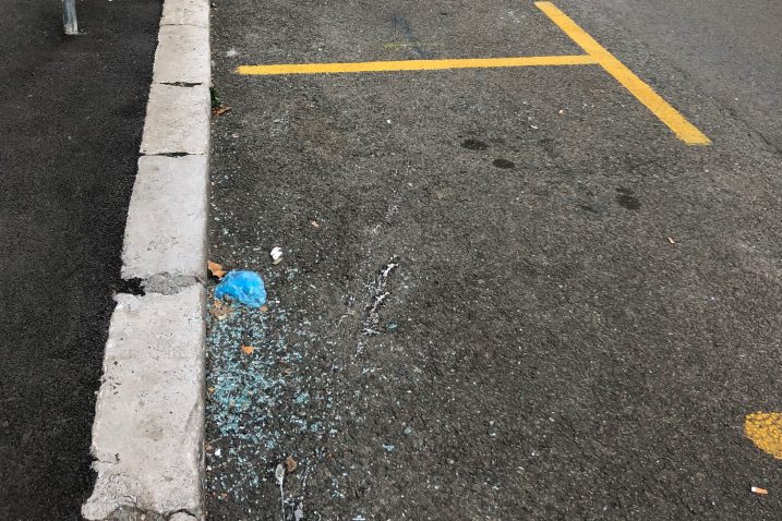 Komadi razmrskanog stakla nasuprot zgrade sjedišta Policijske uprave primorsko-goranske / Snimio Fiore VEŽNAVER