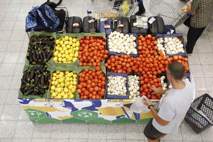 Štand s povrćem u Sankt Peterburgu u bojama belgijske i engleske zastave prije meča za treće mjeste Svjetskog prvenstva u Rusiji / Foto Reuters