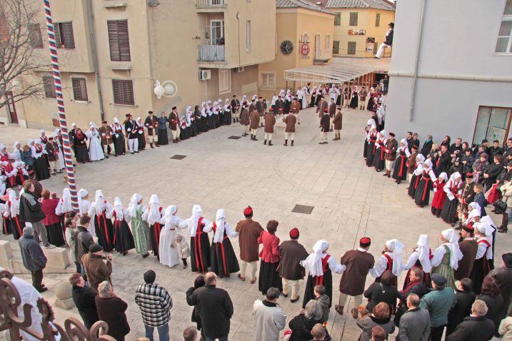 Novljansko mesopusno narodno kolo / Foto Franjo DERANJA