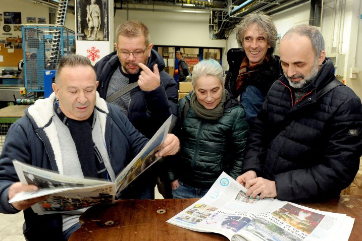 Glavni urednik Ivica Tomić u društvu urednika pregledava posebno izdanje Novog lista / Snimio Marko GRACIN