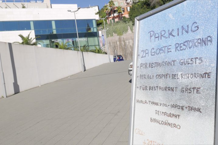 Tabela koja je ispred dvorane i restorana stajala jučer / Snimio Marin ANIČIĆ