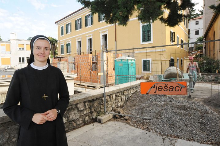 s. Mirjam Manuela Jerković ispred buduće zgrade doma za oboljele od demencije / Foto Sergej DRECHSLER