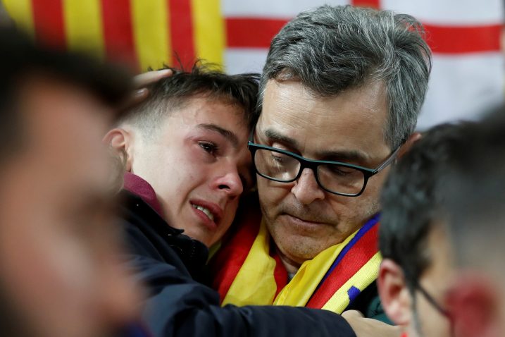 Navijači Barcelone nisu mogli suspregnuti suze istekom utakmice/Foto REUTERS