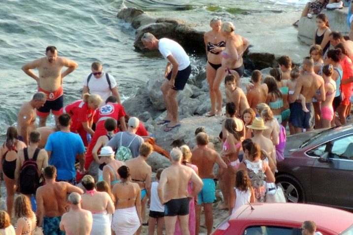 Na plaži se treba držati hlada i izbjegavati zagrijan ići naglo u more / Snimio Sergej DRECHSLER