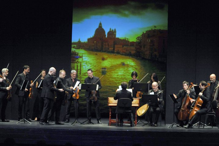 Venecijanski barokni ansambl i talijanski violinist Giuliano Carmignola na pozornici HNK Ivana pl. Zajca / Snimio Vedran KARUZA